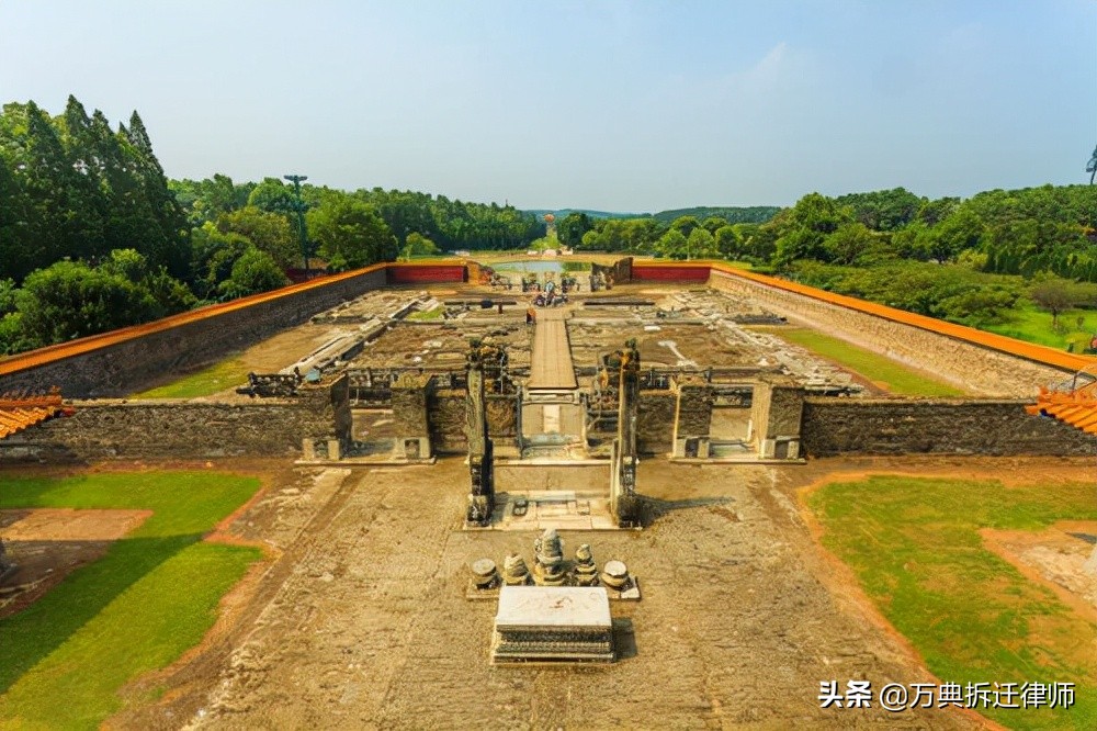 祖坟占用农村的土地归于谁所有,农村征用自留地做坟山补偿标准