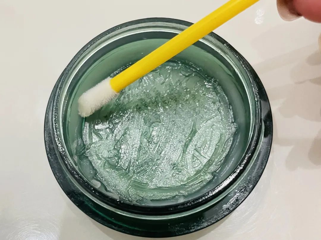 润唇膏为何越涂越干呢,涂了这么多年的润唇膏