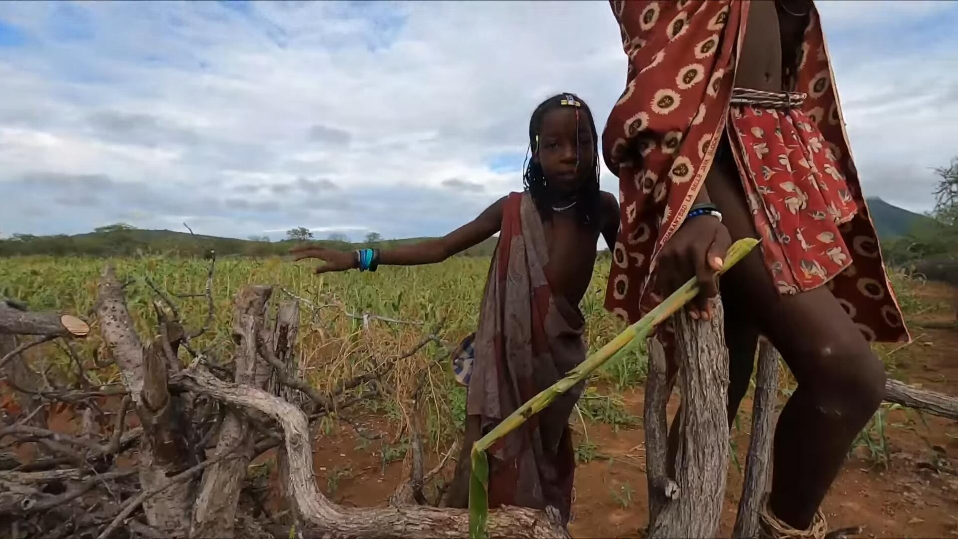 非洲神奇的部落，用牛粪做发型，偶遇不穿衣服的女孩