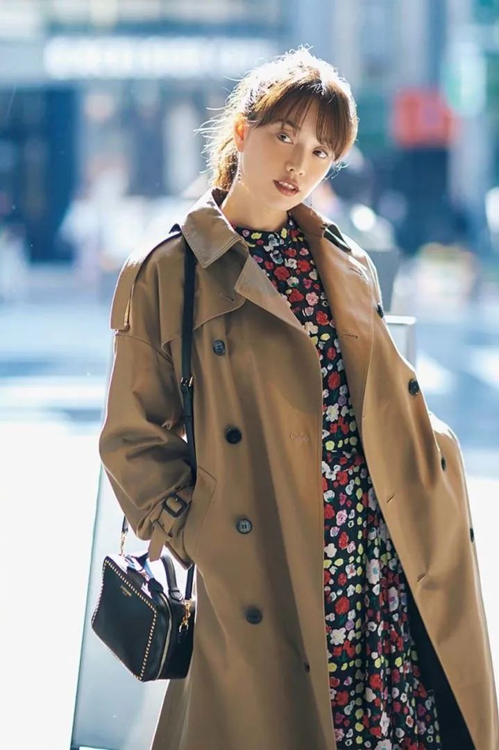 夏天连衣裙这样穿回头率暴增,春天这样穿裙子太美回头率200%