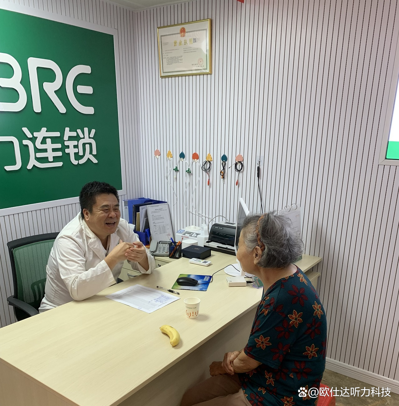 助听器戴上耳机为什么会嗡嗡响,助听器能听到正常人一样的声音吗