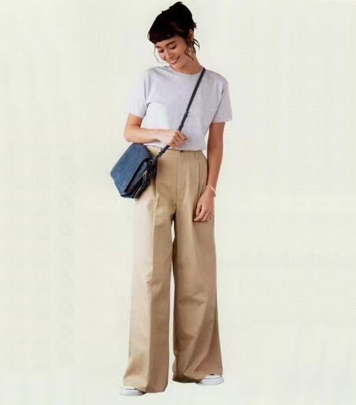 女生穿运动鞋最时尚的穿搭,白体恤怎么搭配裙子运动鞋