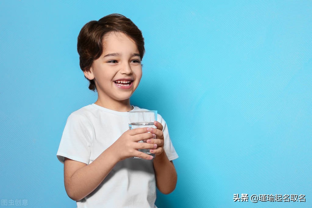 顶天立地、阳光大气、德才兼备的男孩名，大家连连称赞