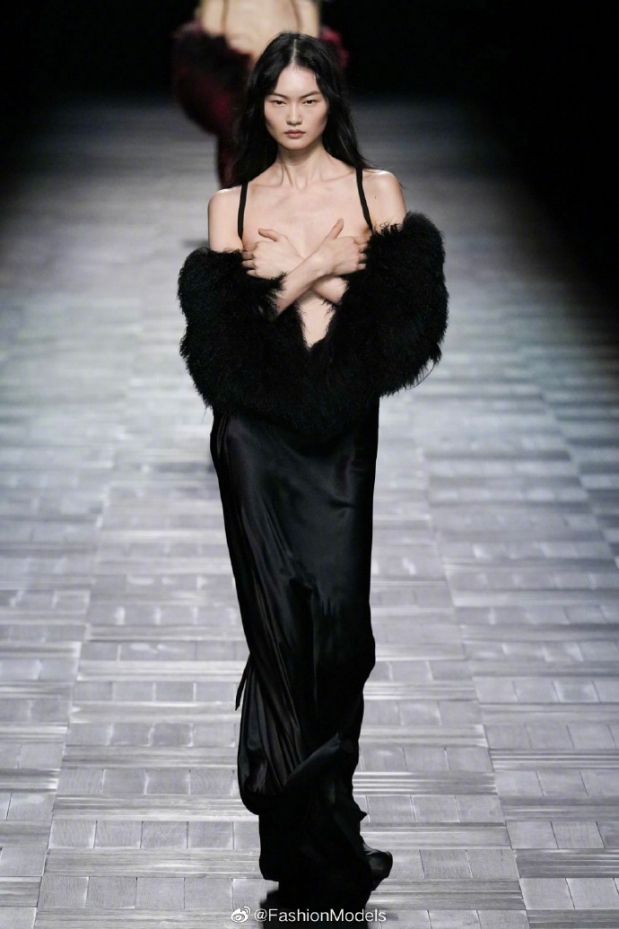 黑丝、抱胸、裸身，娱乐圈没被扒出的“*裤底**”，全在时尚周暴露了