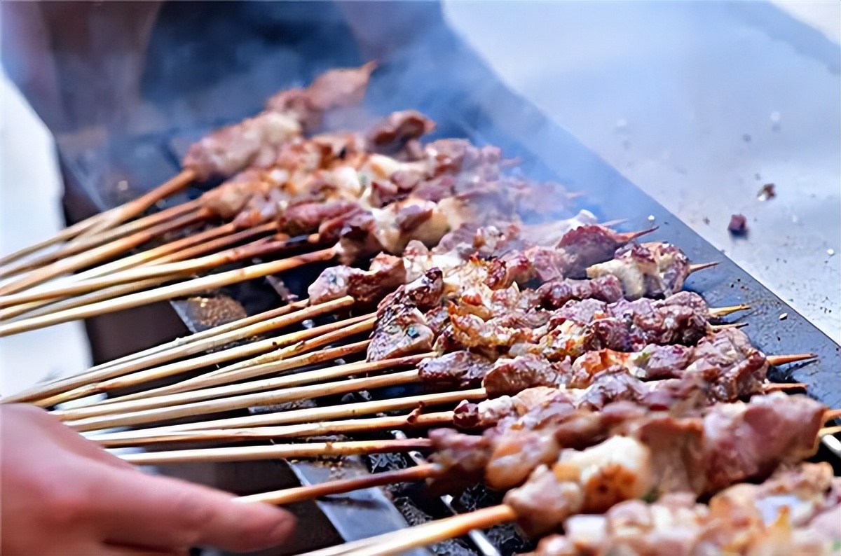 市场上的假羊肉串是用什么冒充的,老鼠冒充羊肉串