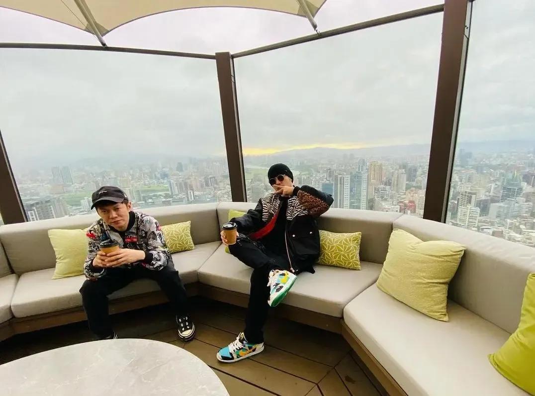 周杰伦1600万的车,周杰伦的飞机和30辆跑车