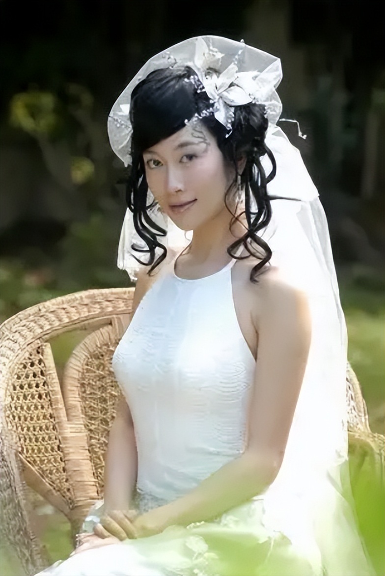 脖子青筋暴起、胸部瘦成排骨，这8位女明星的审美太畸形了