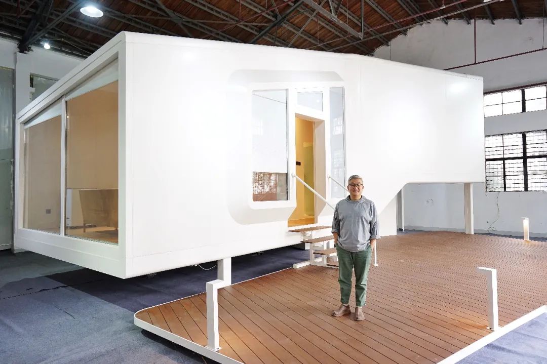 他只用了一星期，建成一座「可移动的房子」，上山下海睡遍世界