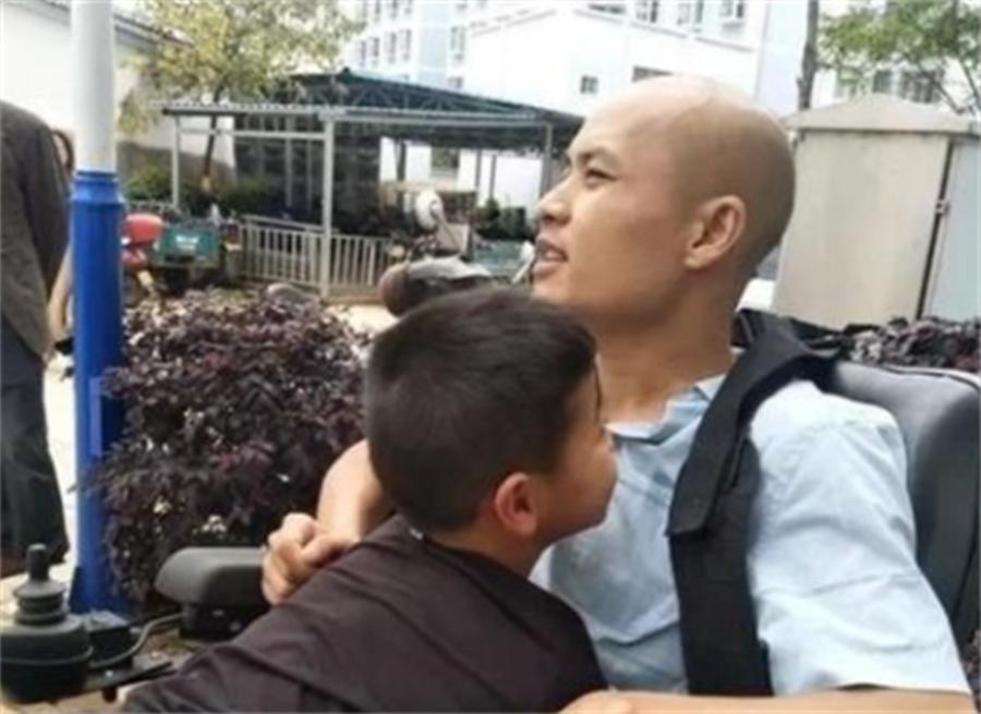 5岁男孩照顾瘫痪爸爸如今怎样了,爸爸3年前成植物人