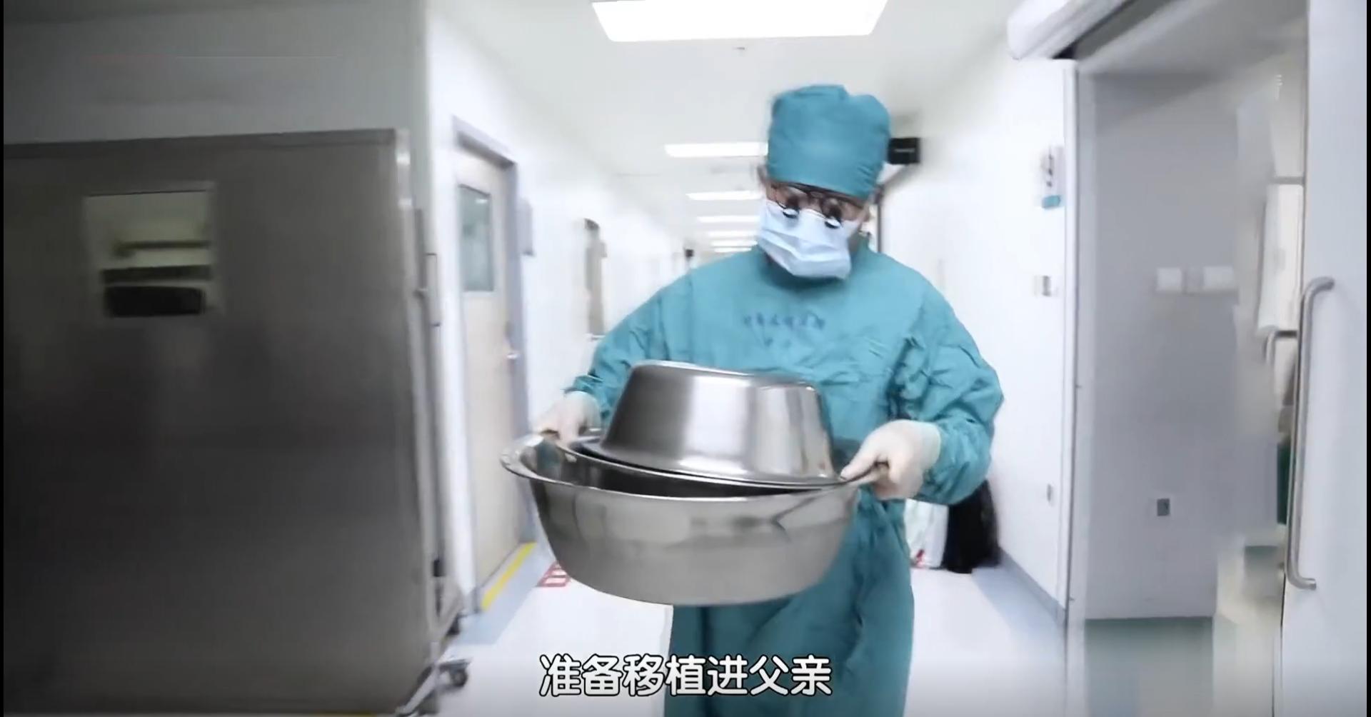 2018年,内蒙古一父亲身患绝症生命垂危,独生子力排众议割肝救父