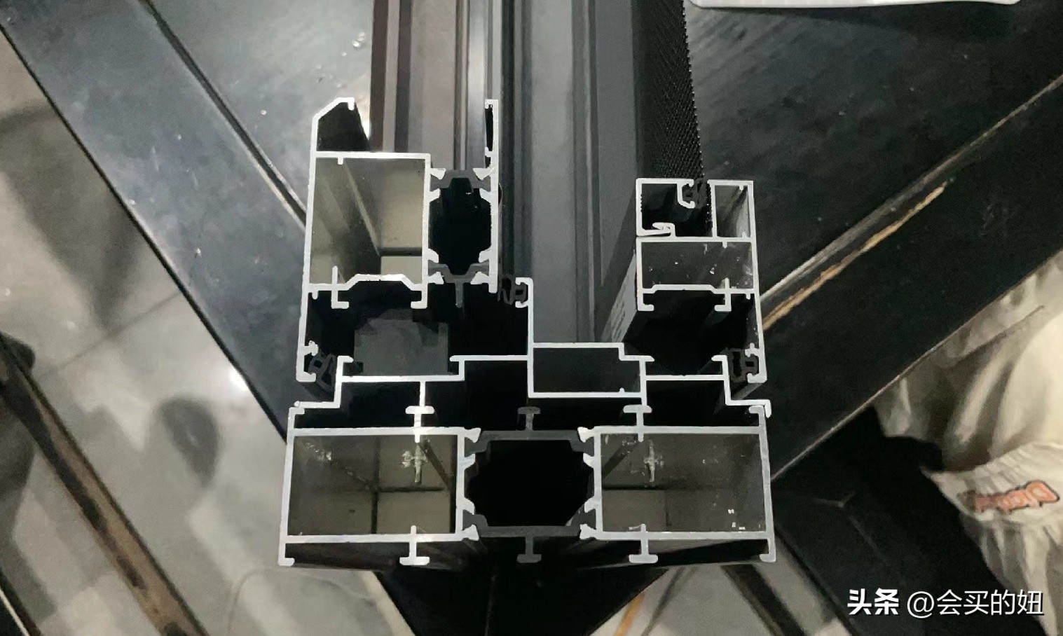 大玻璃和小玻璃哪种好,新型大玻璃应该注意些什么
