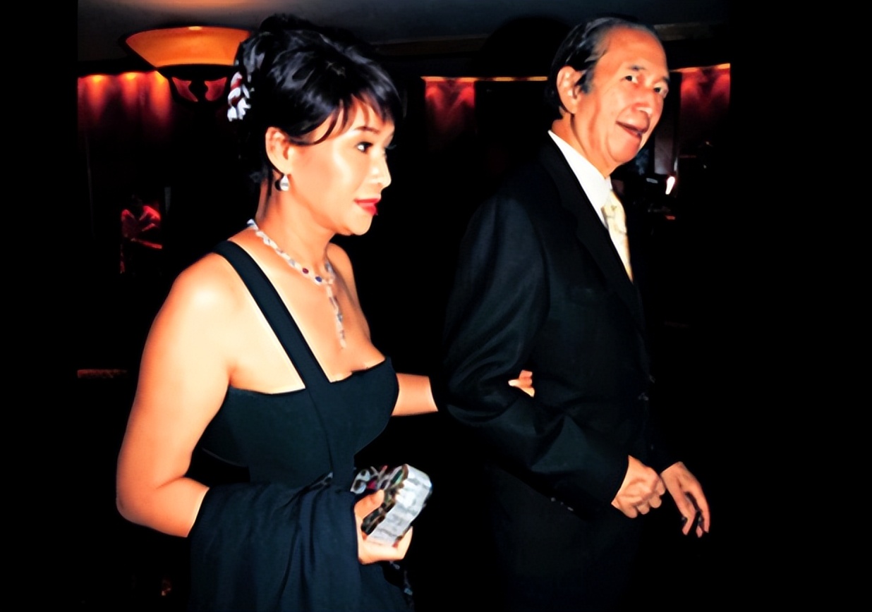 赌王戴奢华翡翠 (赌王三太的珠宝首饰翡翠)