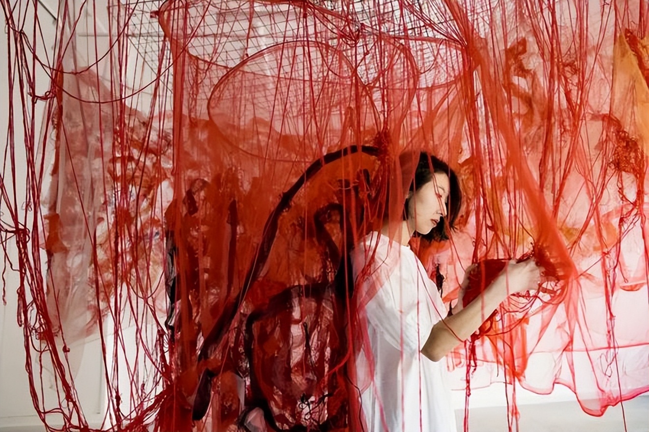 24岁女孩缝出巨型子宫，请人走进去，感受被母体包裹的温柔