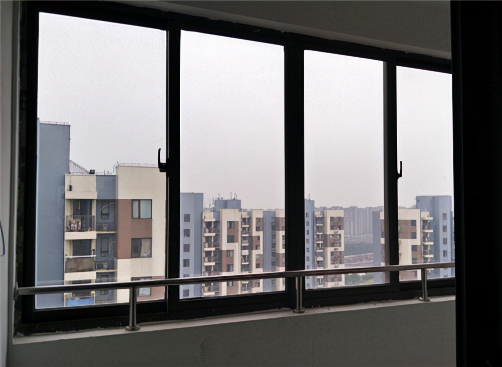 窗户关紧了怎么办,窗户关严还是漏雨怎么办