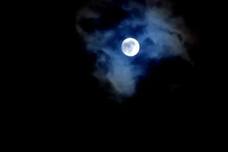 宇宙月亮之谜,宇宙的奥秘月亮上的神秘天体