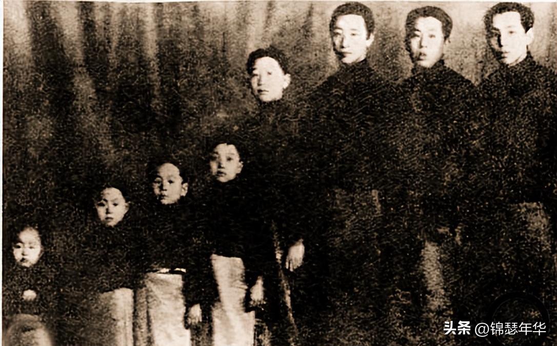 高清老照片：旗人格格大腿岔开豪放洗衣，地主三妻四妾不输女明星