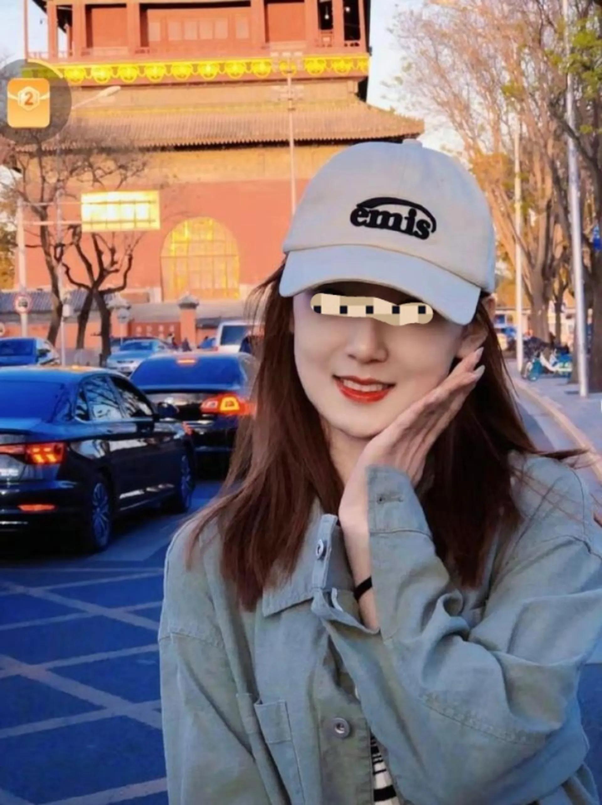 大叔蹲着玩手机无端惹祸，碰到新闻女研究生，哑巴吃黄连有口难辩