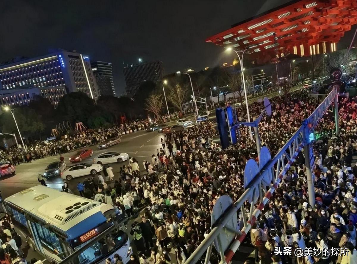 上万人上海深夜露宿街头,上万人深夜露宿街头