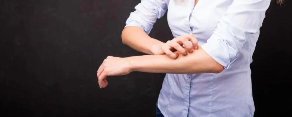 皮肤表面的小肉球是什么,皮肤上的小疙瘩小肉球