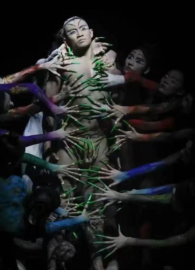 “一丝不挂”还不害臊，如今又被摸*体下**表情陶醉，金星质疑是对的