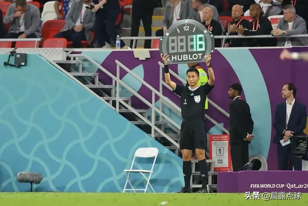 马宁举了几次换人牌,马宁卡塔尔世界杯吹哨现场