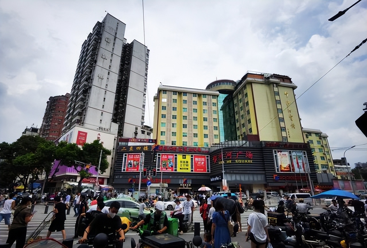 广州地铁旁的“服装王国”，价格几元起，天天人气爆满，游客爱逛