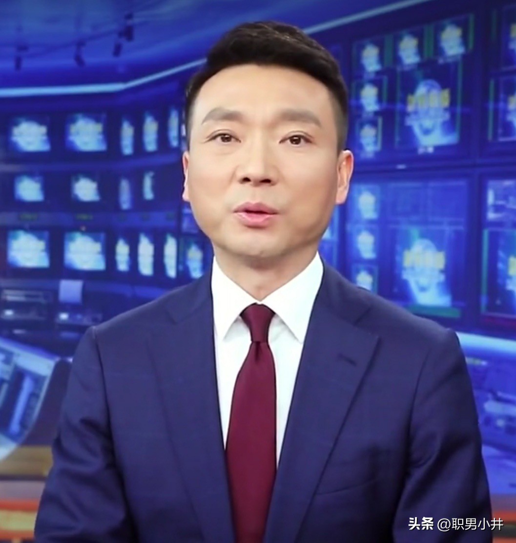 新闻联播主持人怎么站着念稿,新闻联播主持人为什么不低头念稿