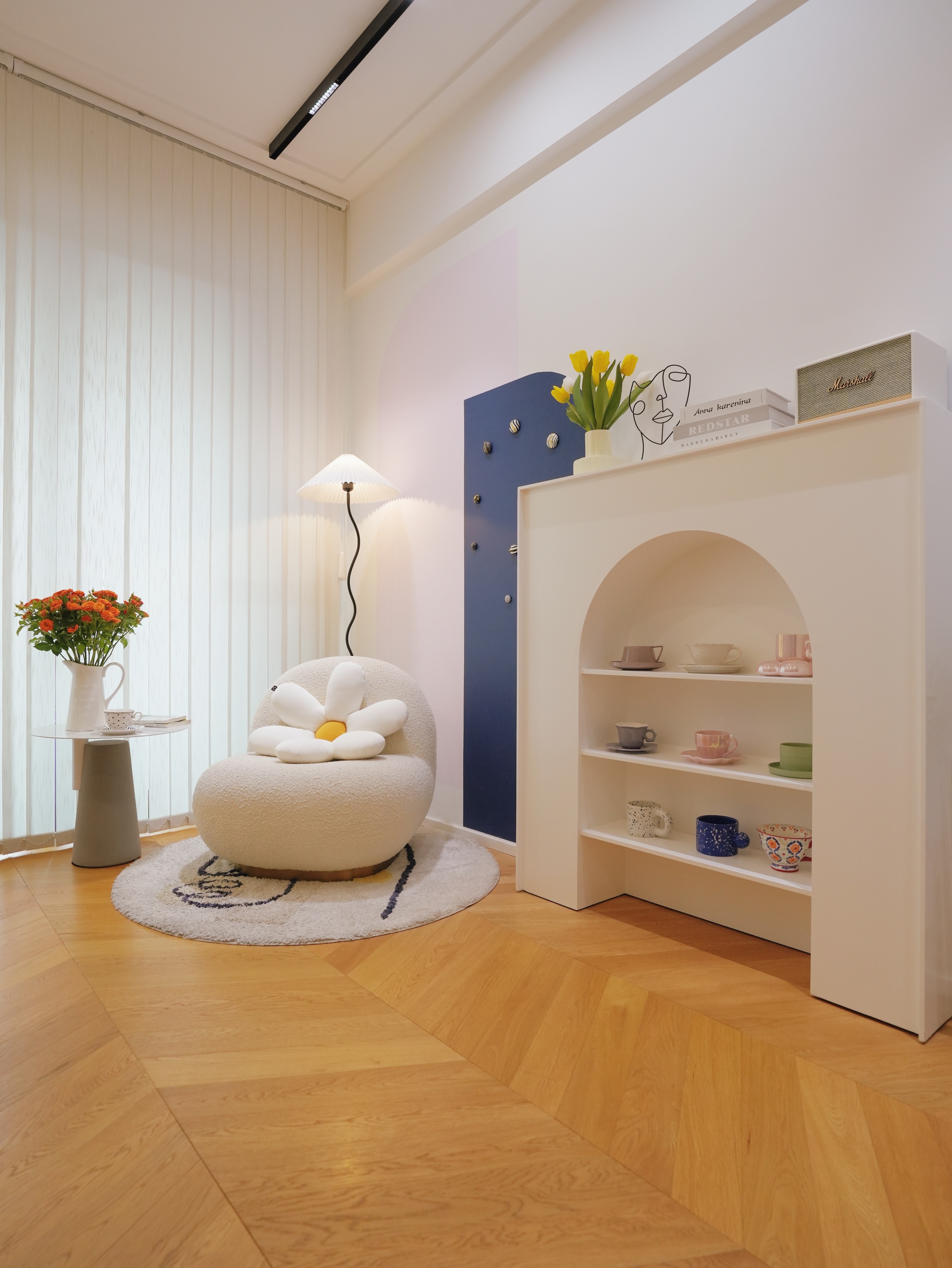 小房间双书桌的设计,书房一进门就是书桌设计