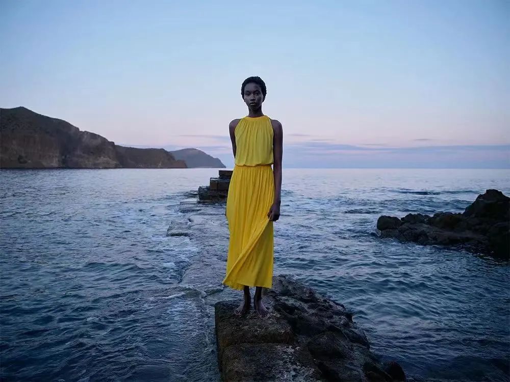 孟晚舟紫色连衣裙,孟晚舟蓝色连衣裙