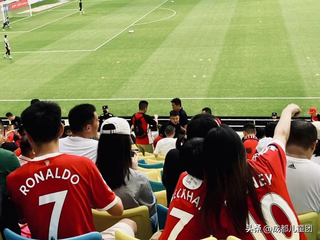 老球迷泪流满面,老球迷已泪流满面