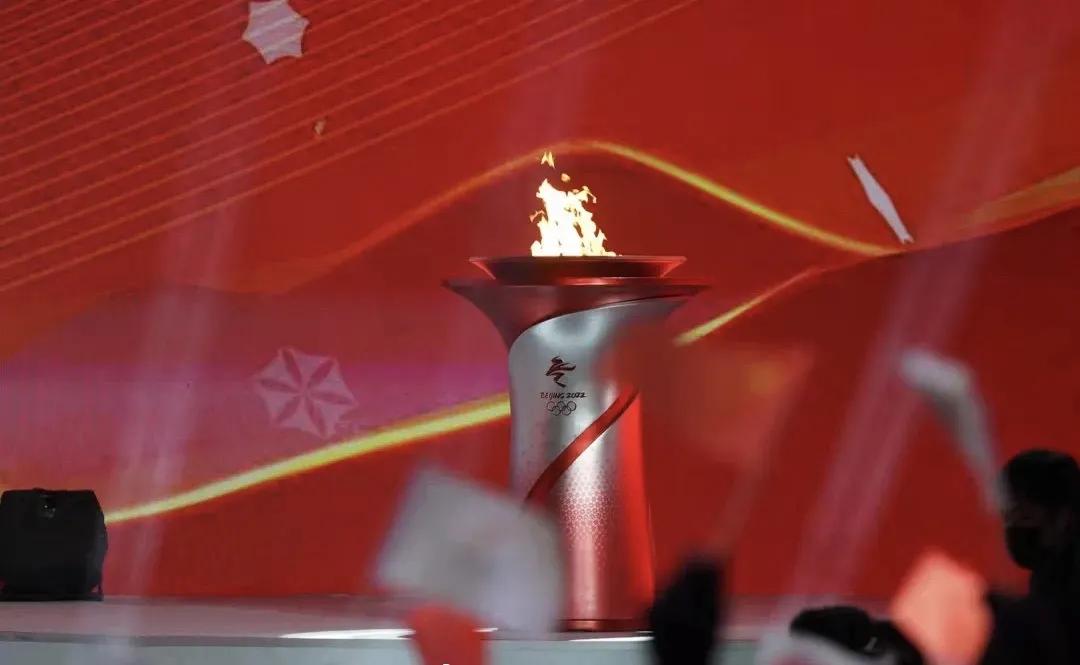 超燃!中国冰壶队赢得开门红!“冰墩墩”卖断货,全网求代购