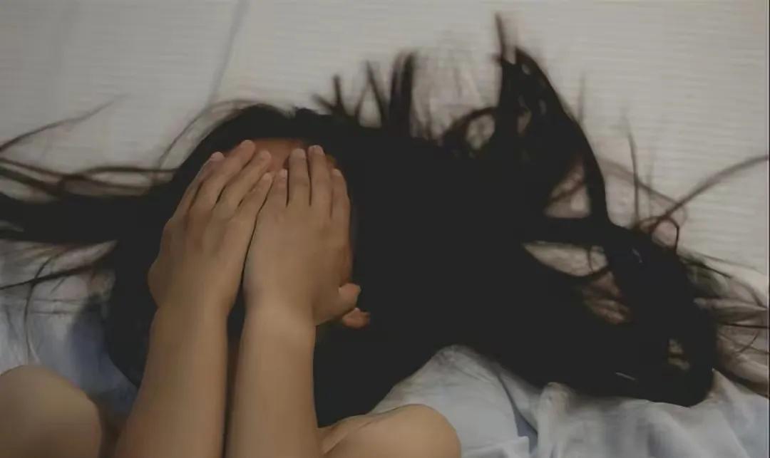 女生醉酒让男朋友送回家,女子醉酒让朋友送回家