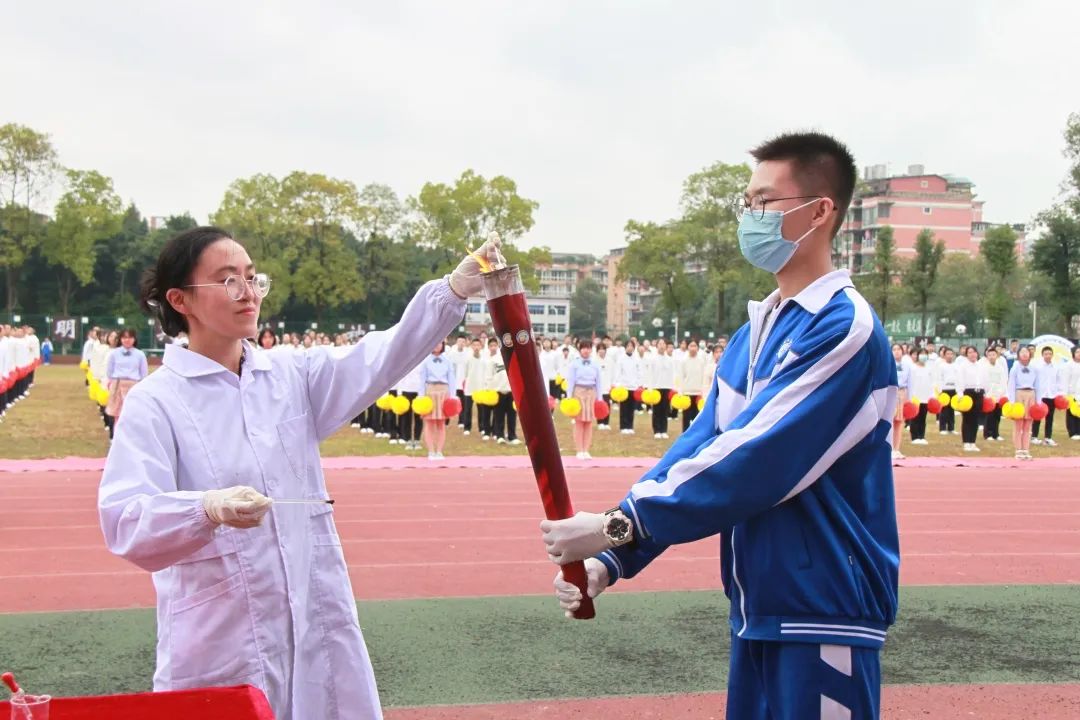 师徒结对薪火传，魔棒点火显智慧！华西中*运学**动会开幕式，燃了