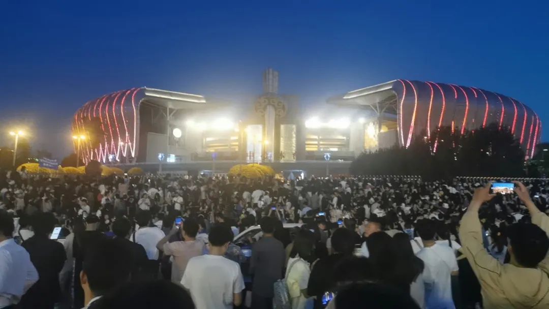 今晚的济南，太燃了！网友：场内6万人场外10万人