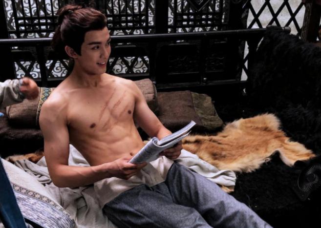 盘点有哪些明星在舞台上露过腹肌,假腹肌假翘臀