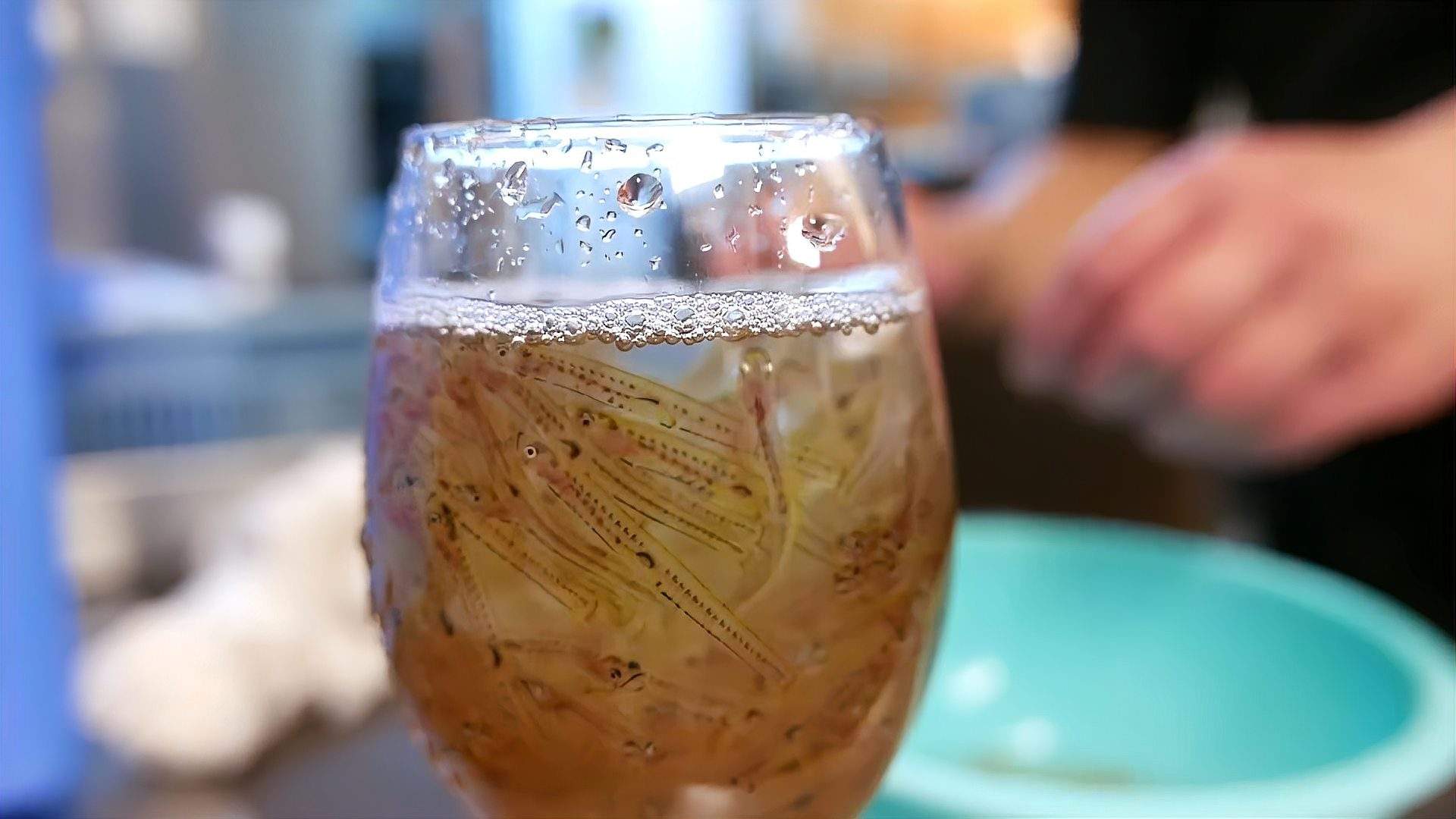 日本黑暗料理活鱼饮料,日本饮料活鱼仔