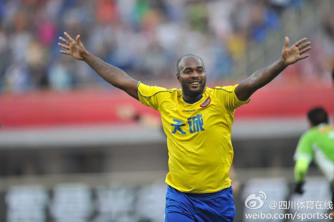 布里斯小传丨年少父亲踢球养家，法甲射手定居成都