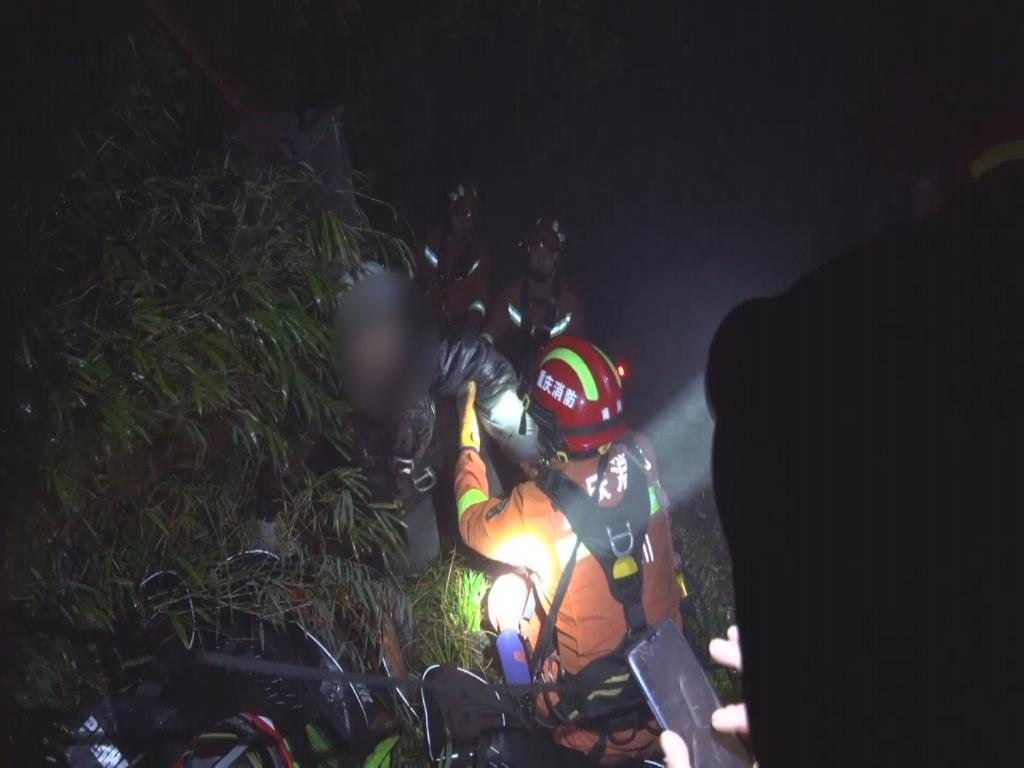 驴友擅闯未完工的栈道,浙江驴友擅闯未完工悬崖栈道