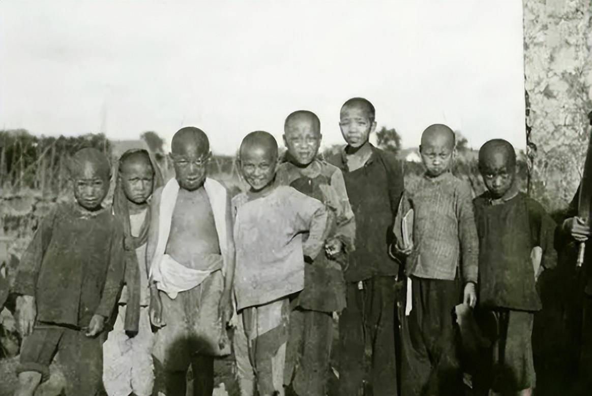 高清老照片：旗人格格大腿岔开豪放洗衣，地主三妻四妾不输女明星