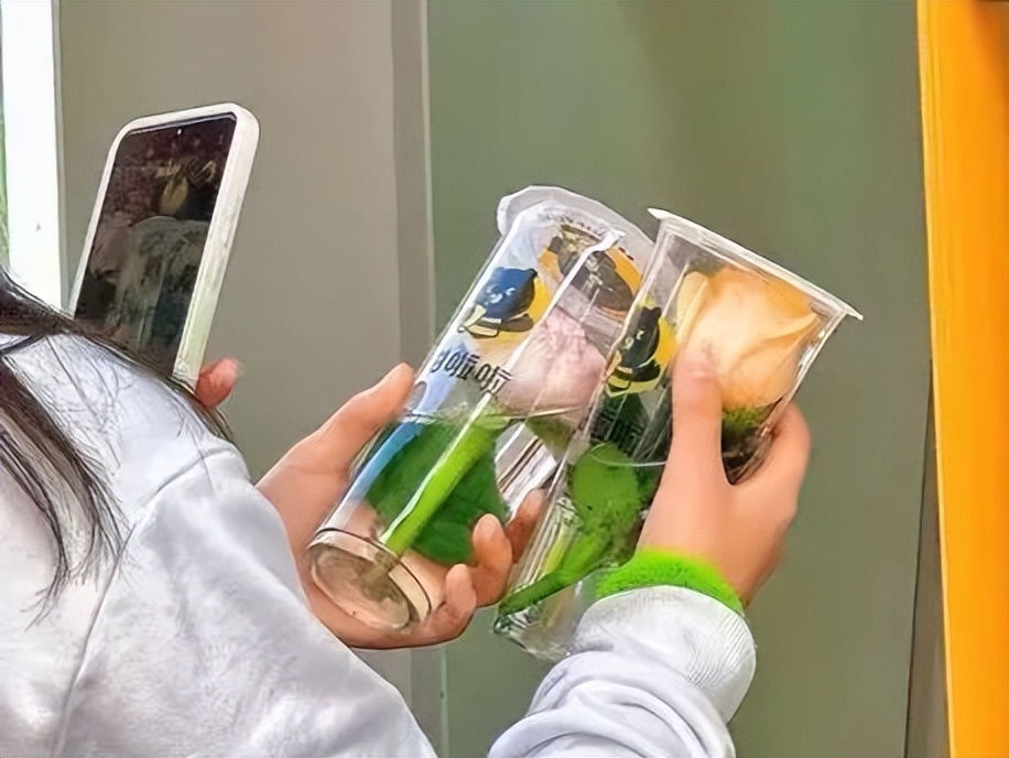 1元“玫瑰杯”爆红，蜜雪、甜啦啦都在玩！最新低成本营销来了