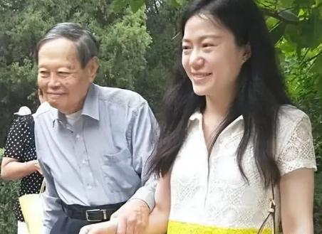 57岁富婆嫁给老公后生三胞胎,57岁富婆嫁小19岁老公生下三胞胎