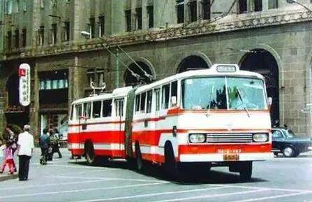 你可还记得黑白电视机上的彩色贴膜？回顾一些八九十年代生活用品