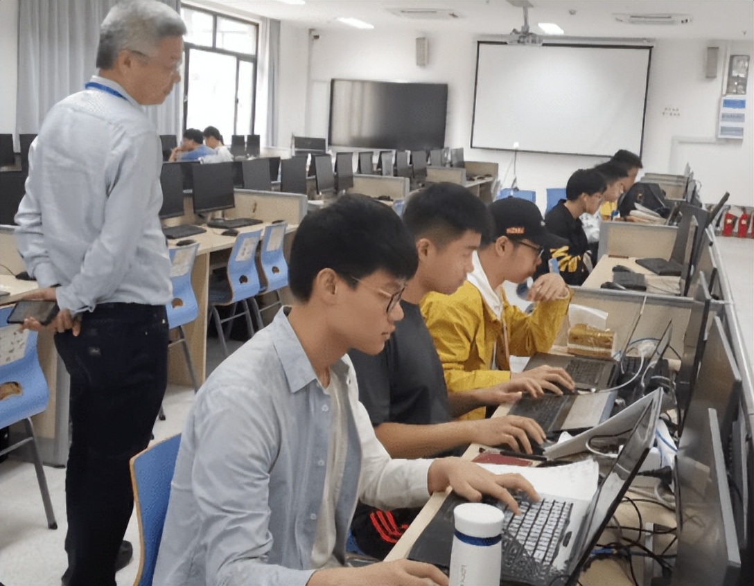 本科生就业率最高的10大专业,本科高薪专业top10榜单