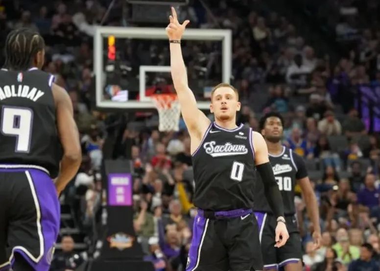 迪文岑佐连续5场得到20+,水花兄弟连续进三分