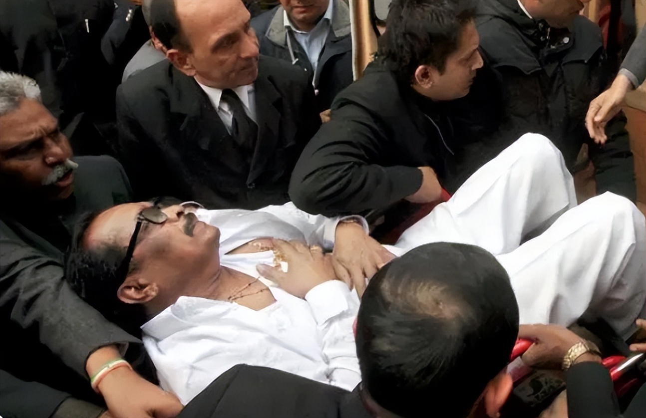 印度议员开会打人,印度议会爆发激烈冲突