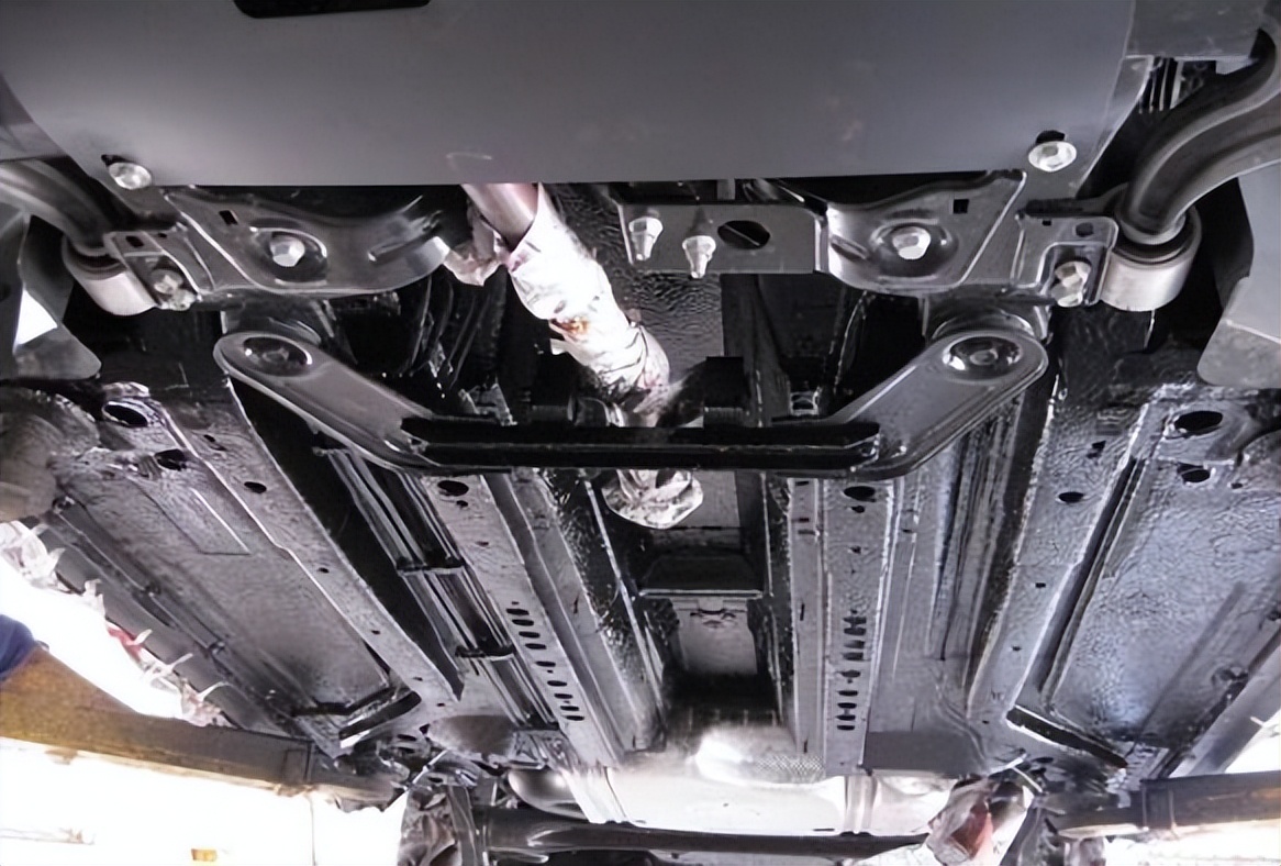 七代伊兰特底盘装甲发动机护板,速腾自带发动机护板和底盘装甲吗