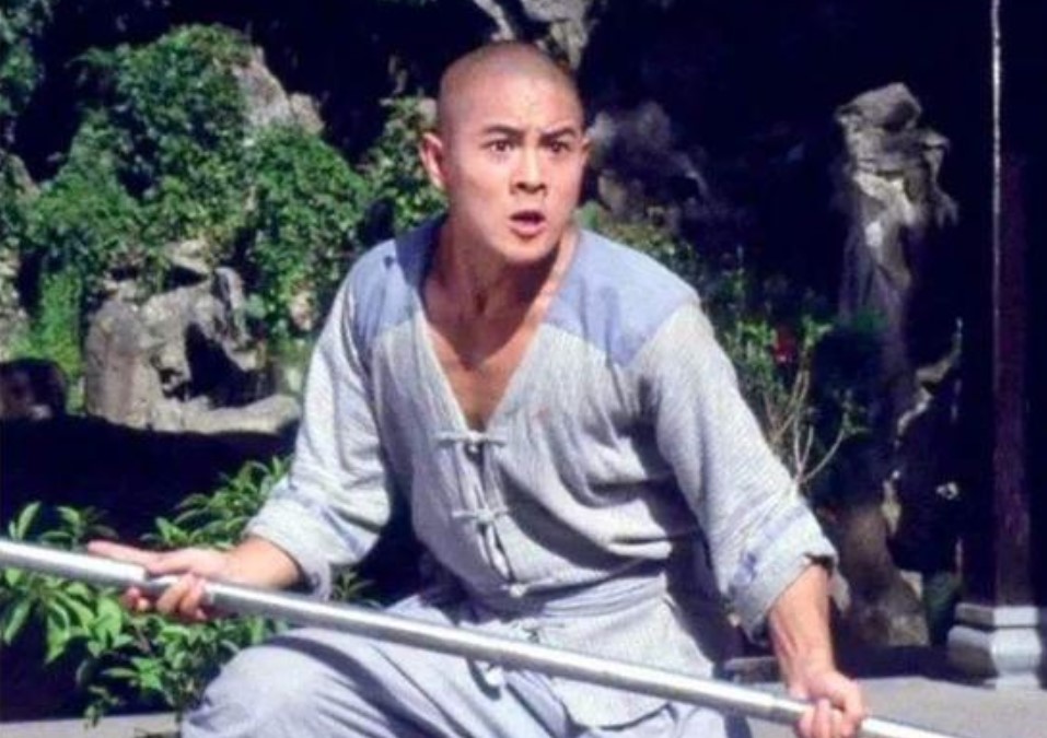 少林寺释永信一年收入多少钱,现在释永信方丈为什么不披袈裟