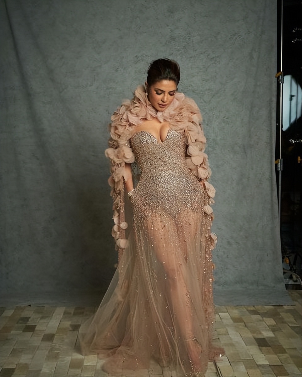 印度明星走红毯高定礼服,印度国宝级巨星穿传统纱丽亮相