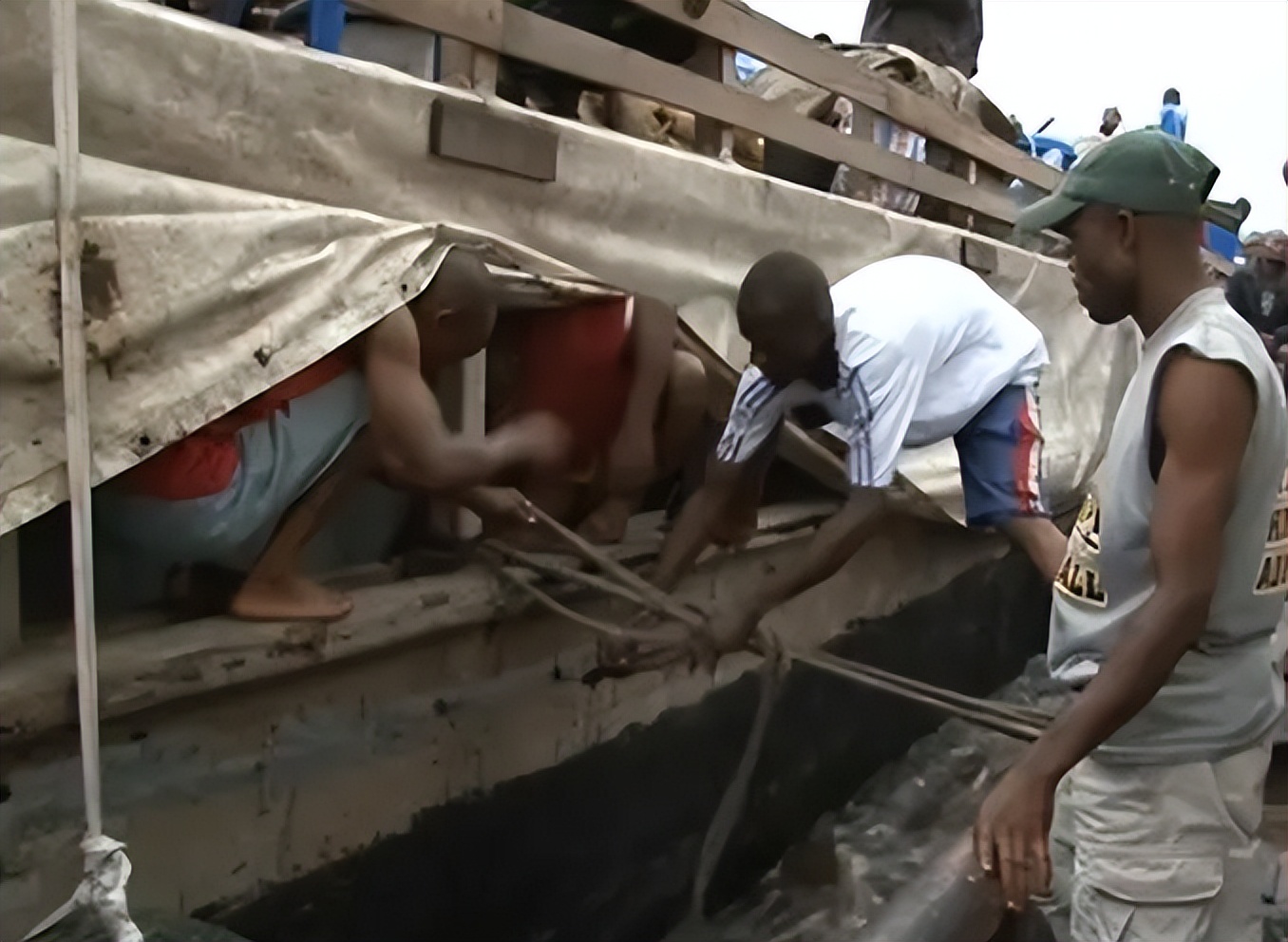 穷国地狱之船！无水无电无厕所，2000人挤爆还在上面生孩子