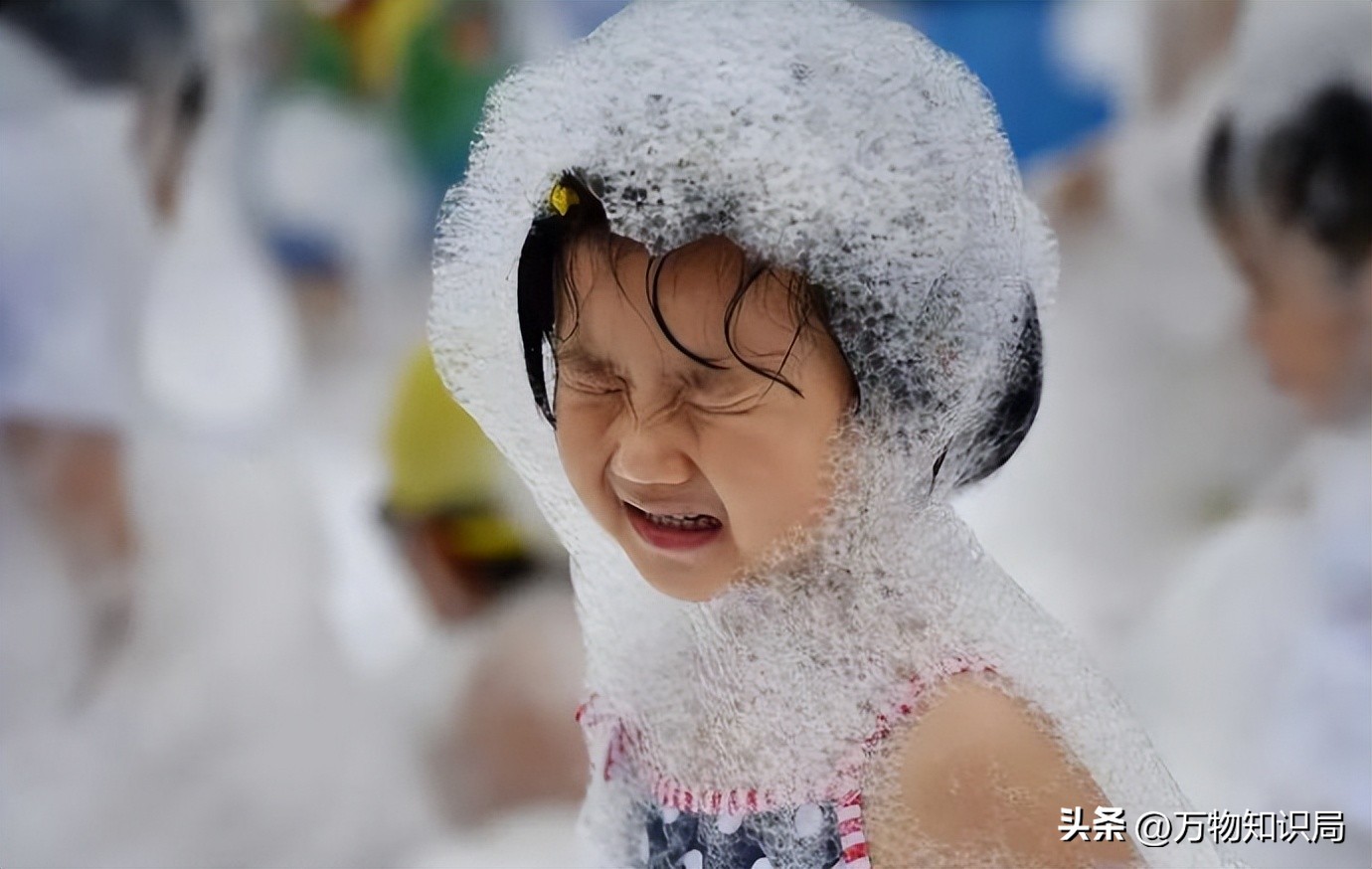 8岁男孩眼球融化荧光棒,小孩眼珠熔化视频